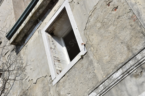 Hotel, Triest, Obelisco, Italien, geschlossen, gesperrt, verlassen, verfallen, Fenster, Fensterflügel, Wand, Mauer, verwachsen, Laub, Park, Hotelpark, verwildert, Stiege, Stufen, Blatt, Etage, Napoleo photo