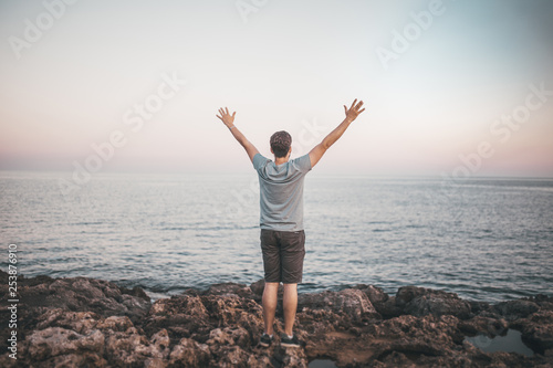 Mann genießt die Aussicht und Freiheit am Meer © lisaschaetzle