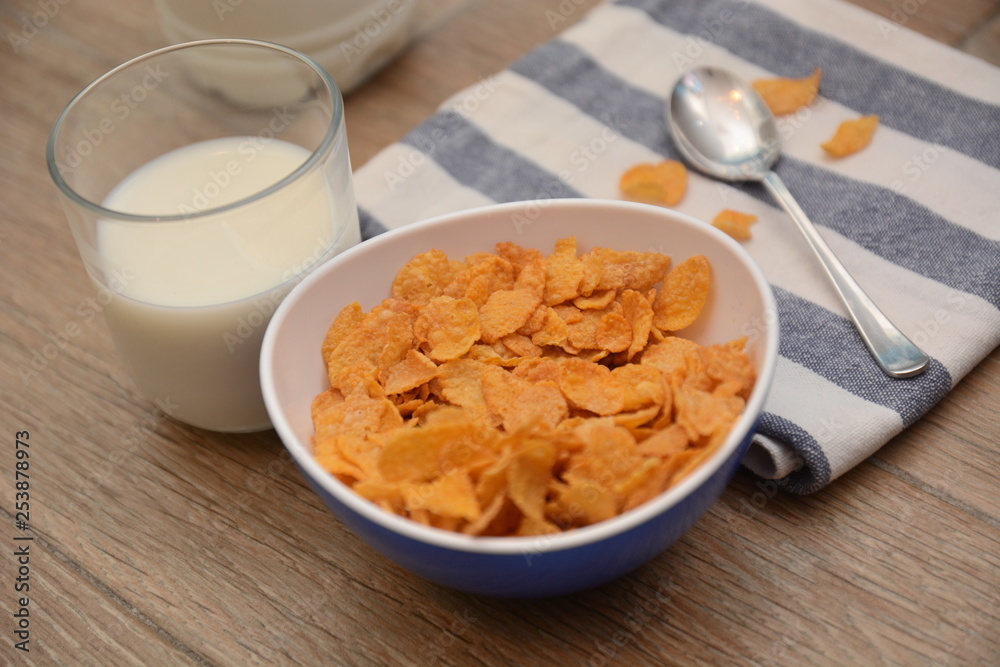 cereali e latte cibo per colazione del mattino cereali e latte cibo per colazione del mattino