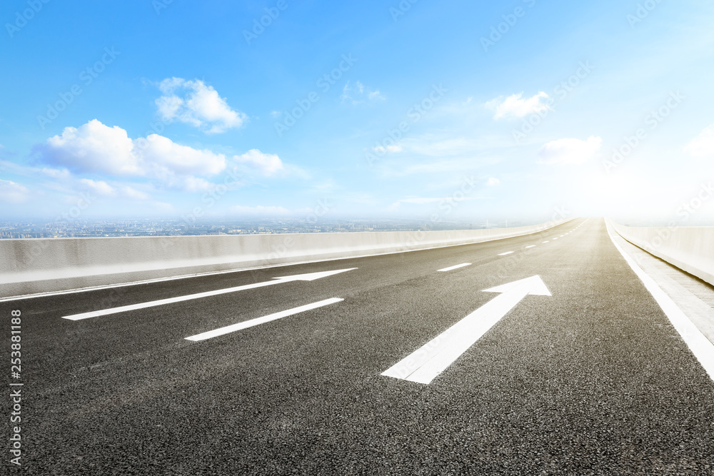 Fototapeta premium Asphalt highway passing above modern city