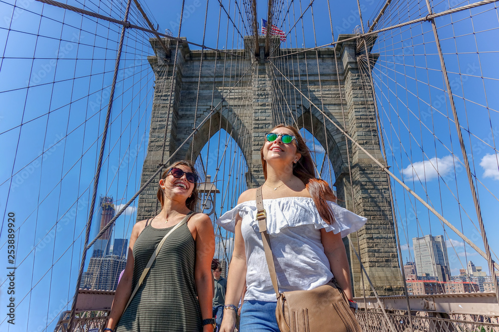 Girls having fun at New York, Brooklyn Bridge - obrazy, fototapety, plakaty 