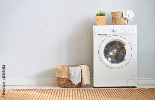 Foto laundry room with a washing machine