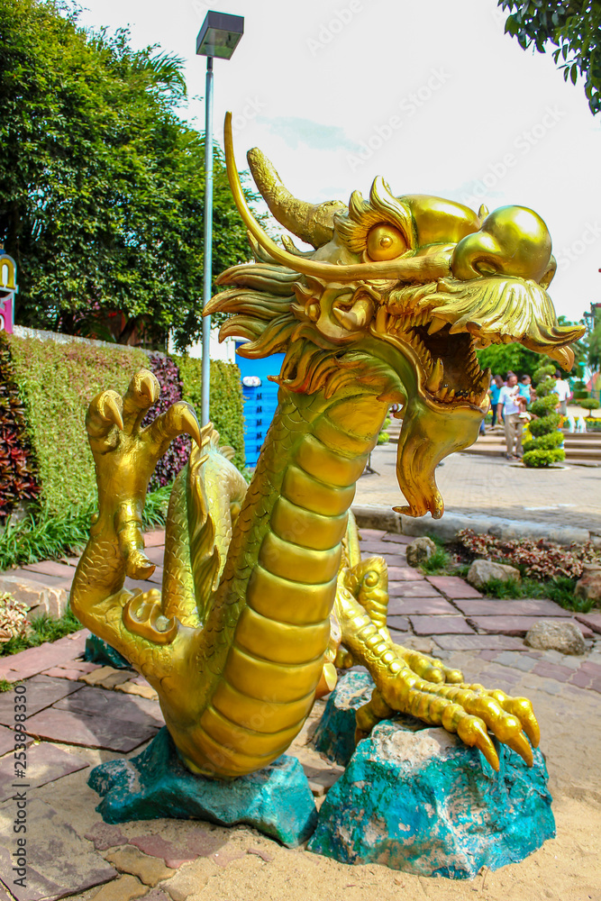 Golden dragon statues that are beautiful and amazing.The golden dragon