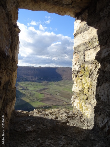 schöne Landschaft durchs Fenster einer alten Ruine