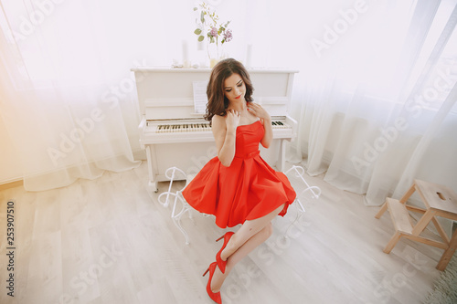 lady with piano