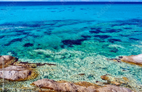 Fototapeta Naklejka Na Ścianę i Meble -  Rocky coast and turquoise sea in Greece