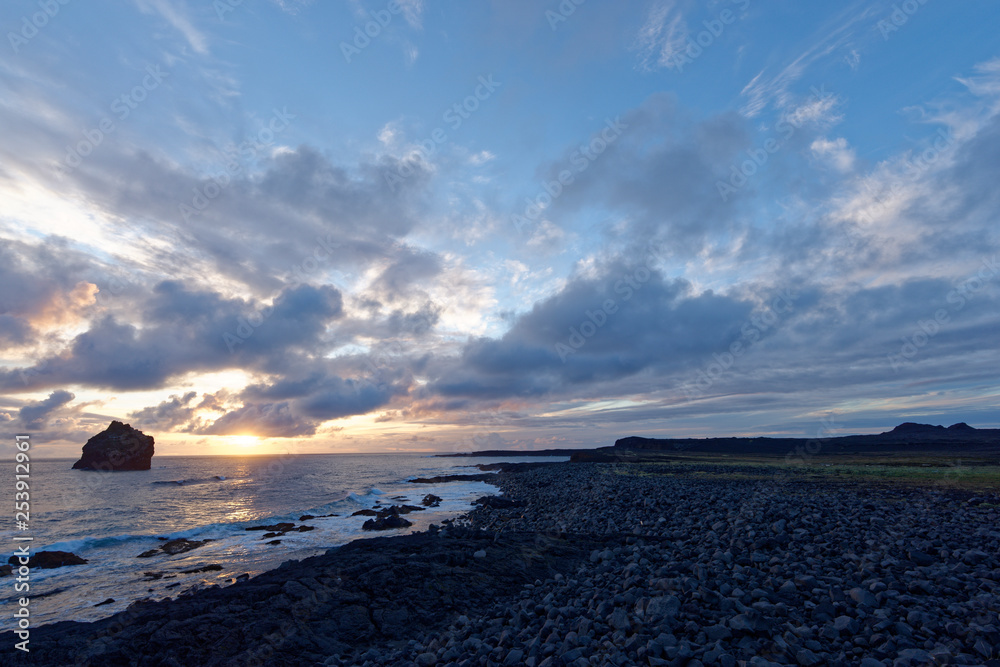 Sonnenuntergang an der Küste von Valahnúkamöl, Island