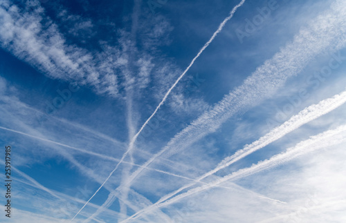 Flugzeugspuren am Himmel