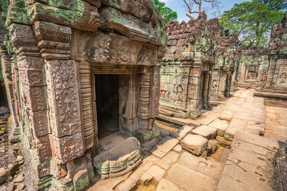 Preah Khan temple, Cabodia: Inner court of the temple with beautifil carved reliefs