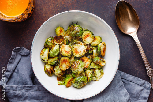 фотографія Top view of a ceramic bowl with roasted brussel sprouts on a table