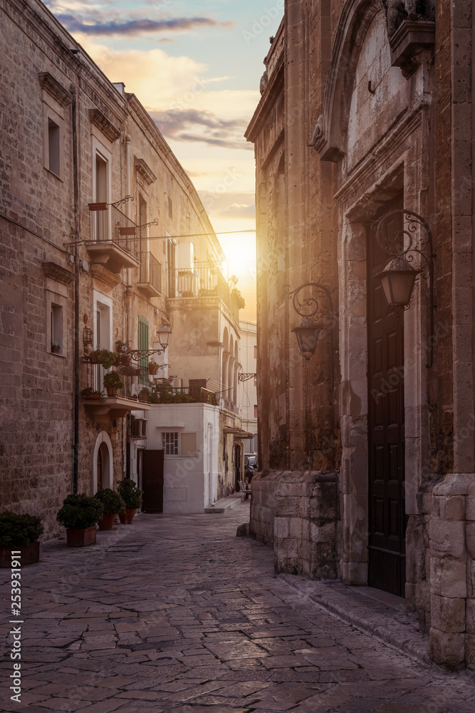 Kleine Gasse in Bari, Italien bei Sonnenuntergang
