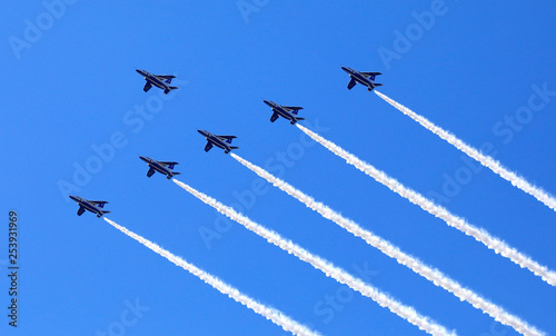 ブルーインパルス　T-4　ジェット戦闘機　アクロバット飛行