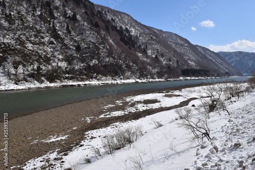 最上川 ／ 山形県内の源流から河口まで流れる日本三大急流の一つ、最上川です。一つの都府県のみを流域とする河川としては、延長229kmと国内最長の大河川です。 photo