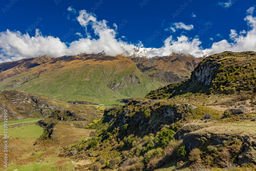 Obraz premium Rocky Mountain and Diamond Lake in the Mt Aspiring National Park, Wanaka, New Zealand