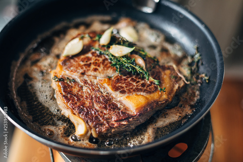 Φωτογραφία Overhead shot of chef preparing ribeye with butter, thyme and garlic
