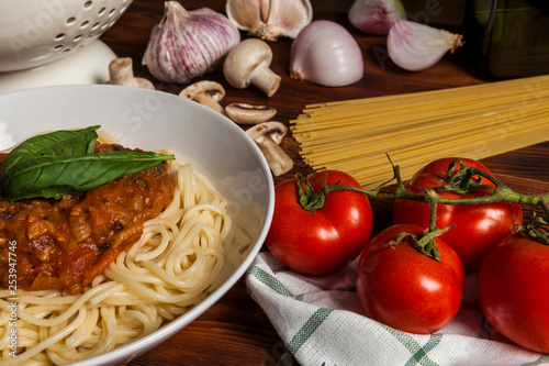 Bodegon de comida italiana, espagueti