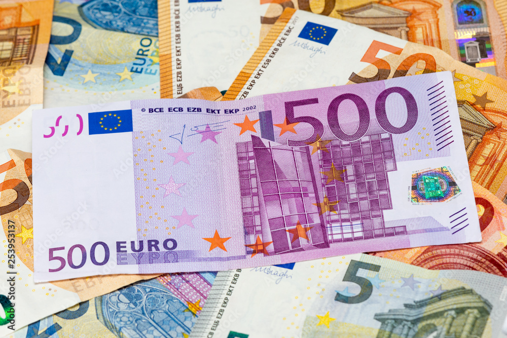 Billet de 500 euros parmi des billets de 50, 20, 10 et 5 euros Billet de 500 euros parmi des billets de 50, 20, 10 et 5 euros