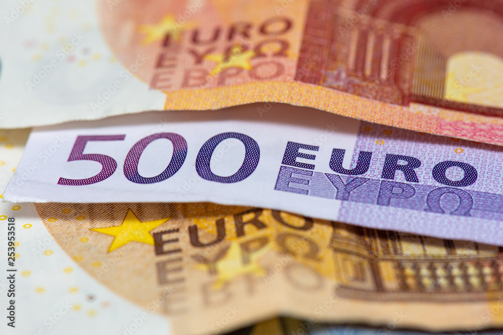 Obraz premium Billet de 500 euros en gros plan, parmi des billets de 50 et 10 euros