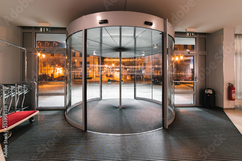 Картината върху платно Spinning door hotel entrance