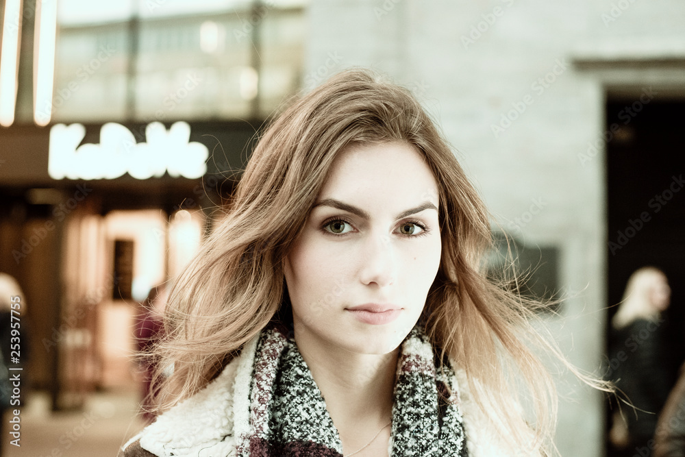 Junge Frau im Lifestyle Zeitgeist Junge Frau im Lifestyle Zeitgeist