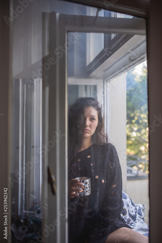 Free Download Junge Frau auf Fensterbrett - GFXLoad