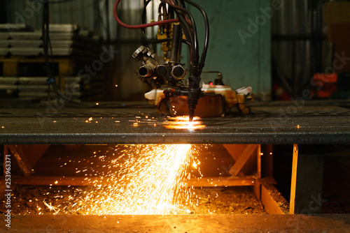The machine cuts metal sheets with gas