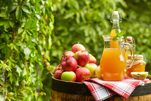 Fotografia apples on background orchard standing on a barrel
