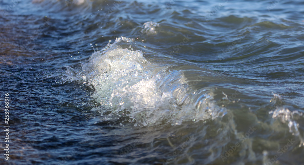 Obraz premium Waves on the seashore as an abstract background