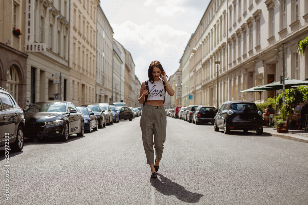 Frau in Love flaniert durch die stadt berlin Frau in Love flaniert durch die stadt berlin