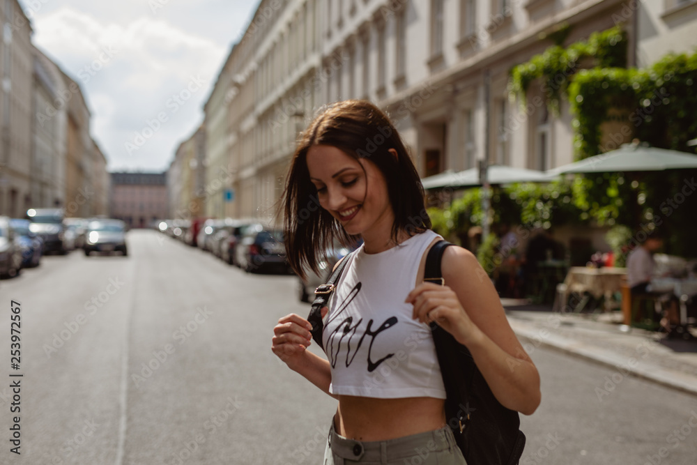 Fototapeta premium Frau in Love flaniert durch die stadt berlin