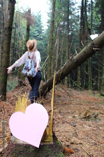 Frau im Wald Freiheitsliebe Naturliebe photo