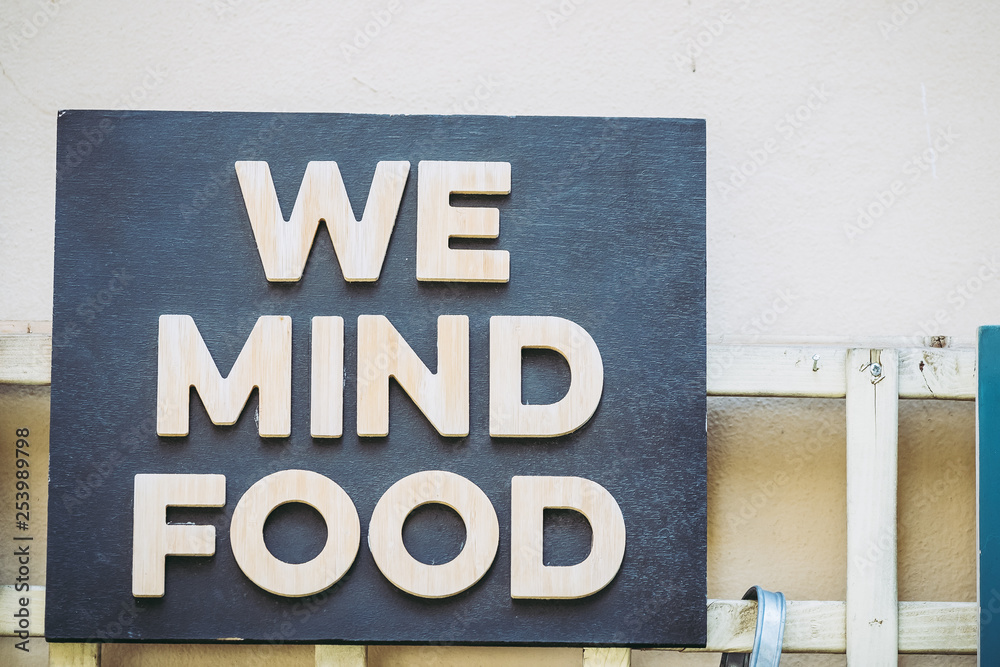 Obraz premium Panneau vintage avec inscription we mind food