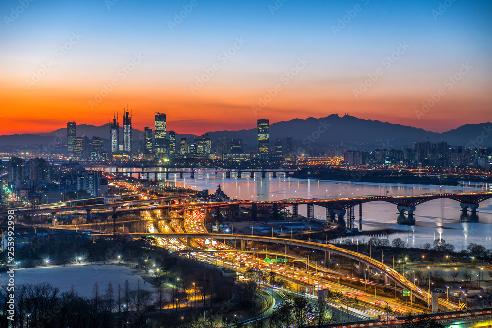 Fototapeta premium Twilight sky at han river in seoul city south Korea 