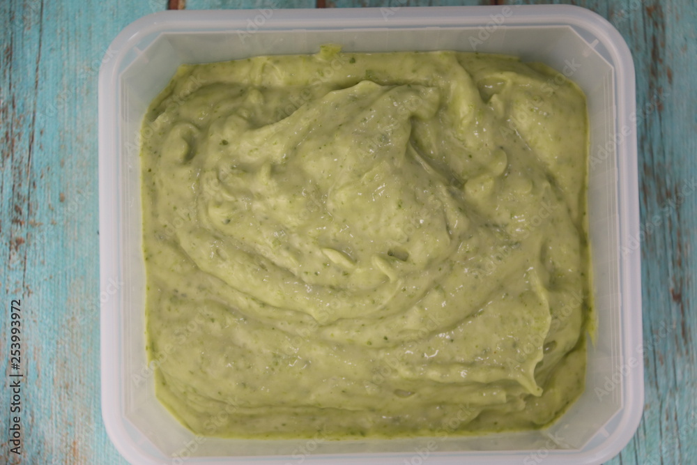 Mayonnaise aux herbes dans une barquette