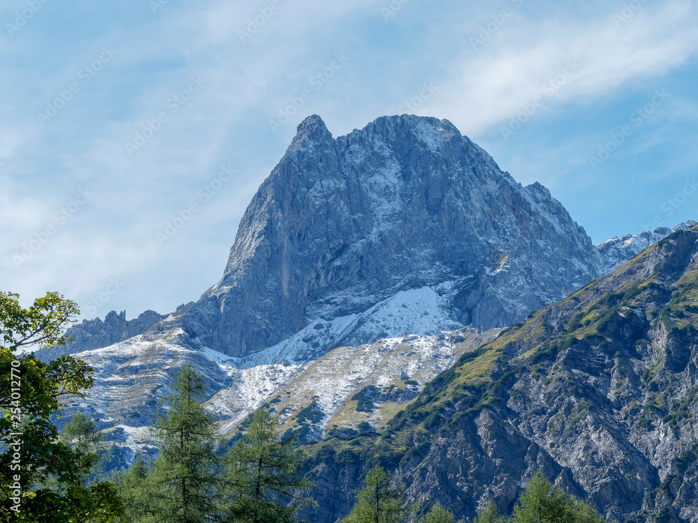 Berglandschaft in Österreich. Falzthurntal im Karwendel bei Pertisau hinter der Gramai Alm, Lamsenspitze und Sonnjoch Berglandschaft in Österreich. Falzthurntal im Karwendel bei Pertisau hinter der Gramai Alm, Lamsenspitze und Sonnjoch