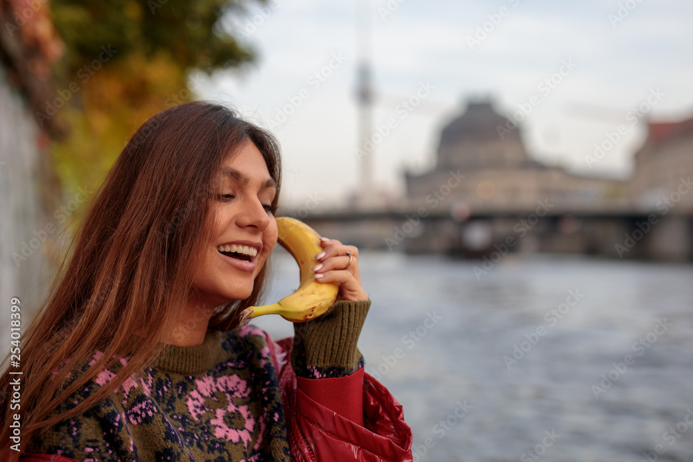 Elegante Frau im Coolen Outfit in Stadt Berlin bei Herbst Elegante Frau im Coolen Outfit in Stadt Berlin bei Herbst
