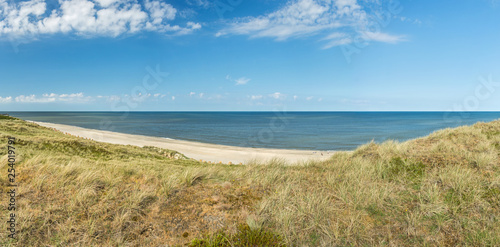 Fototapeta Naklejka Na Ścianę i Meble -  Panoramaaufnahme der Dünen und des Strands an der Nordseeküste auf Sylt