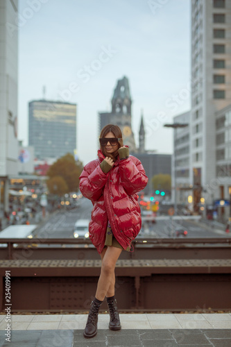 Elegante Frau im Coolen Outfit in Stadt Berlin bei Herbst