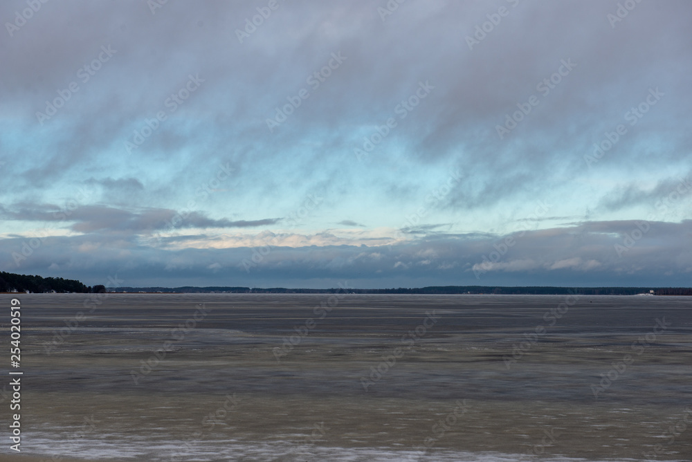 Obraz premium frozen bodies of water in deep winter under snow