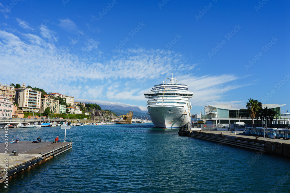 Ταπετσαρία Cruise liner in the port of Savona, Italy