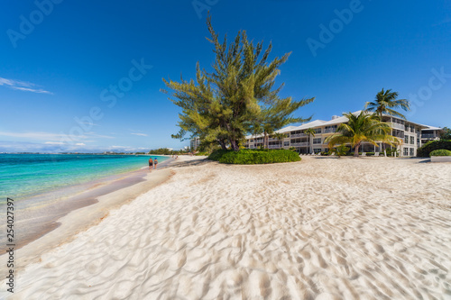 Seven miles beach on Grand Cayman in the Caribbean. © zaschnaus
