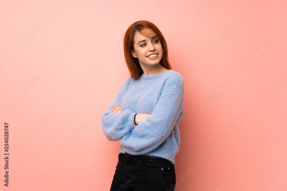 © luismolinero - Young redhead woman over pink background with arms crossed © luismolinero - Young redhead woman over pink background with arms crossed