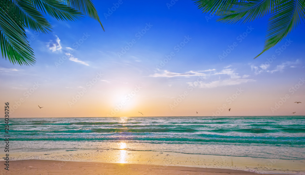 Obraz premium Sunrise on the beach in a beautiful morning