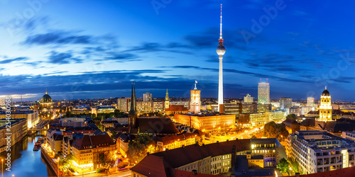 Berlin Panorama Skyline Fernsehturm Rotes Rathaus bei Nacht Deutschland Stadt