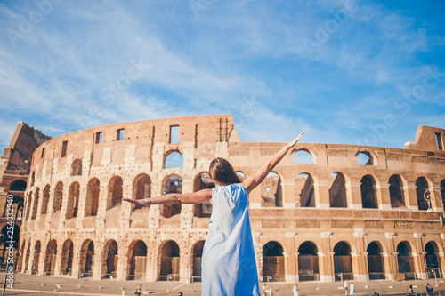 Canvas Print Young woman in front of Colosseum in Rome, Italy