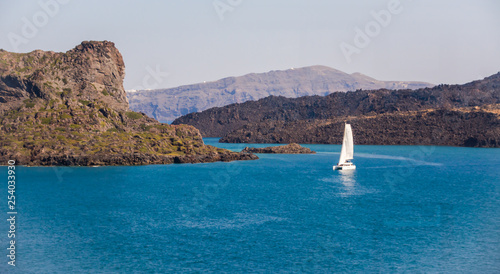 Fototapeta Naklejka Na Ścianę i Meble -  catamaran enters the bay of Thira (Santorini)