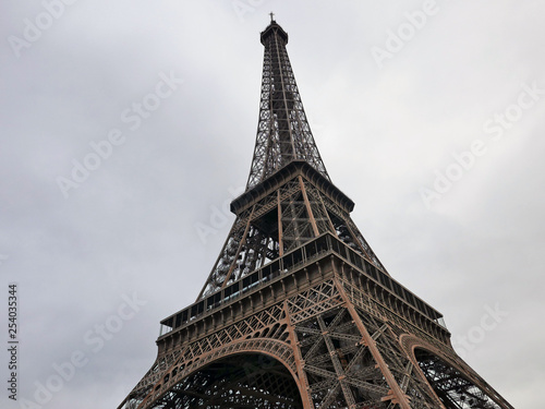 la totte eiffel a parigi contro il cielo plumbeo © tiziana