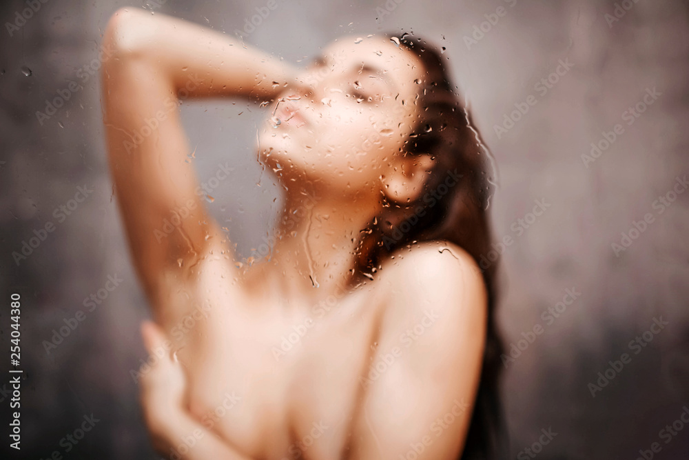 Young attractive sexy woman in shower. Sexy hot chic posing with closed  eyes. She cover breast with one hand. Blurred photo. foto de Stock | Adobe  Stock