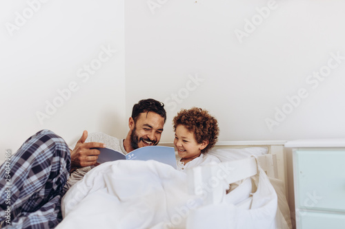 Canvastavla Father and son spending time together at home