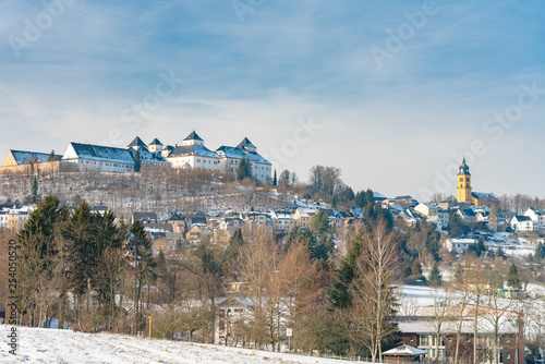 das Jagdschloss Augustusburg, im Winter bei weißem Schnee und blauem Himmel photo